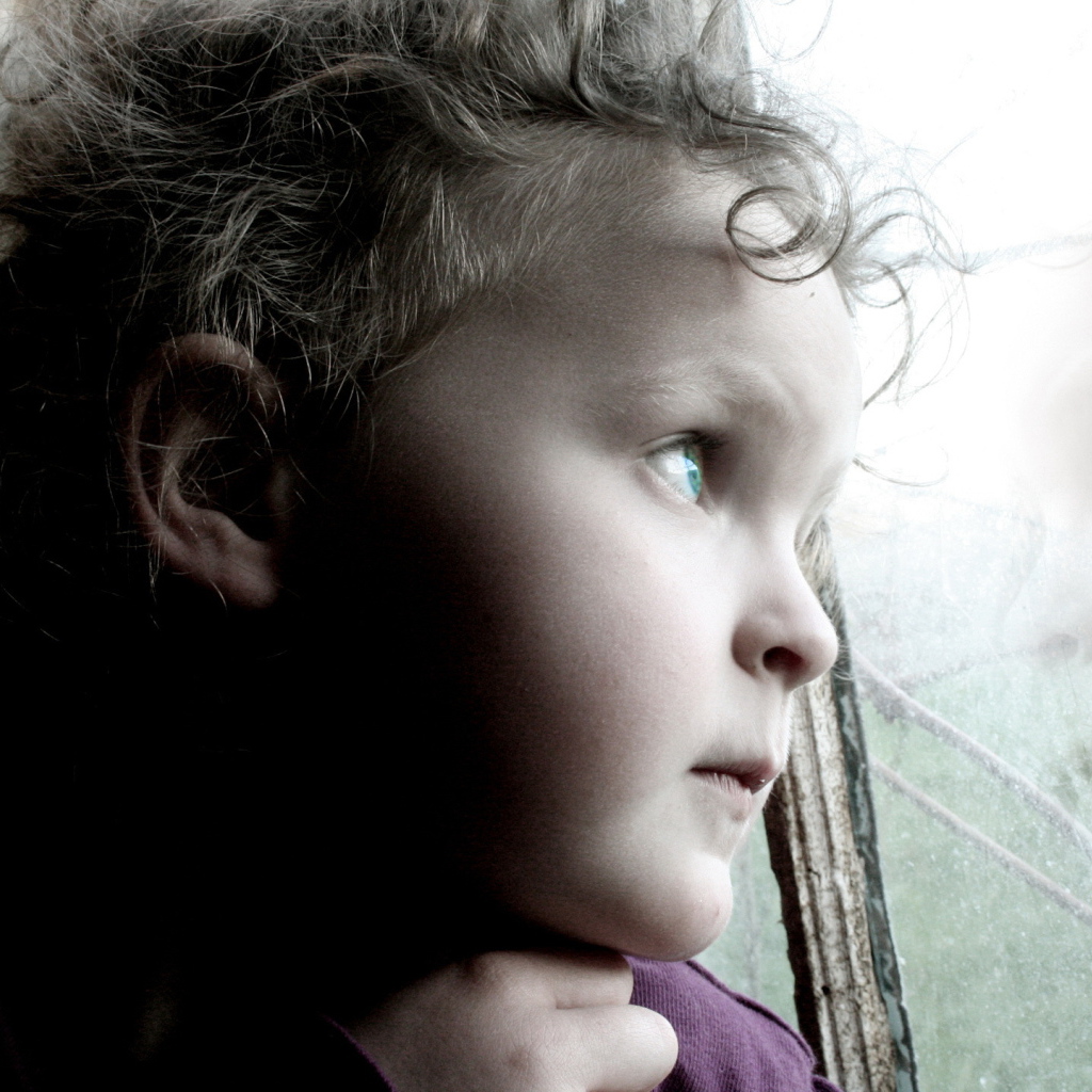 Ребенок смотрит в окно