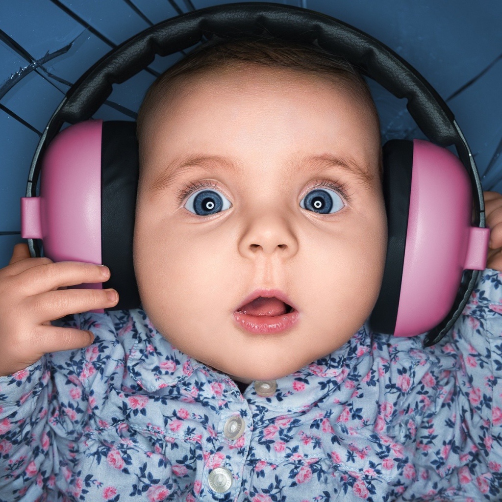Ребенок в розовых наушниках