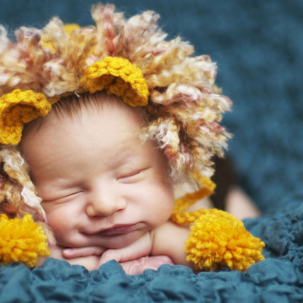 Ребенок спит в забавной шапке