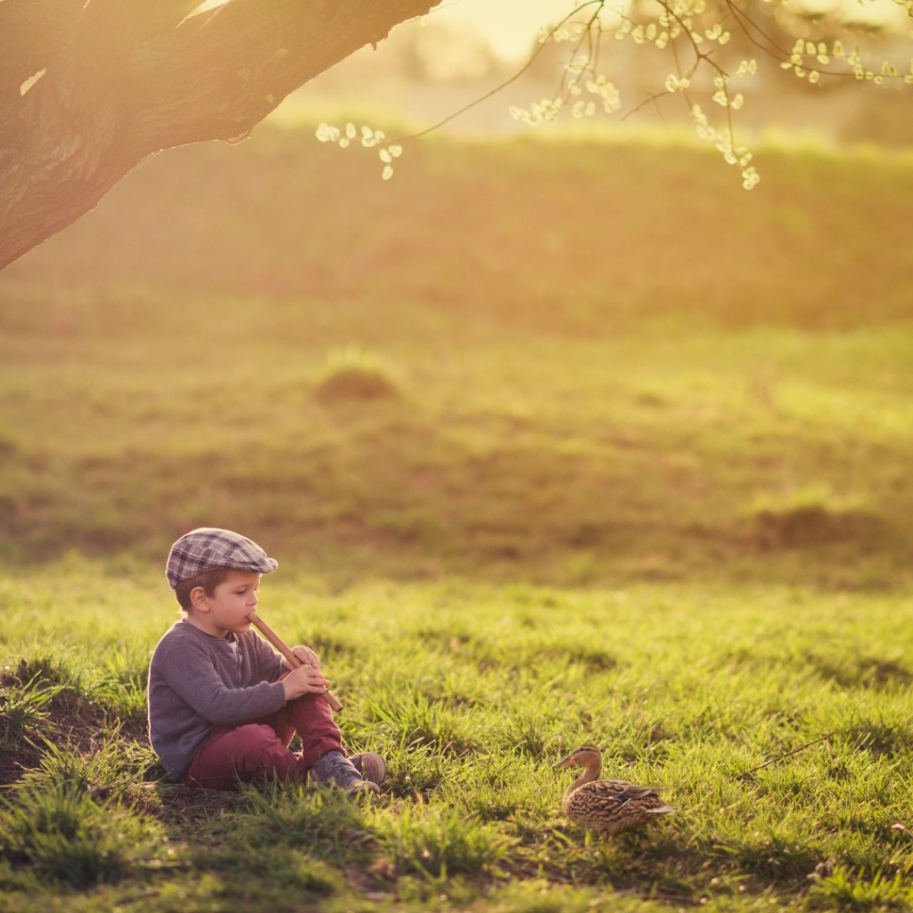 Мальчик играет на флейте
