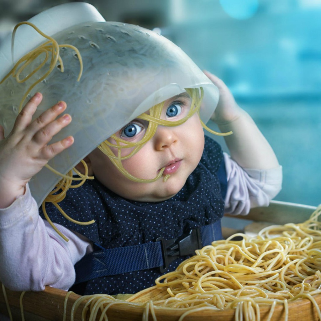 Ребенок с лапшой