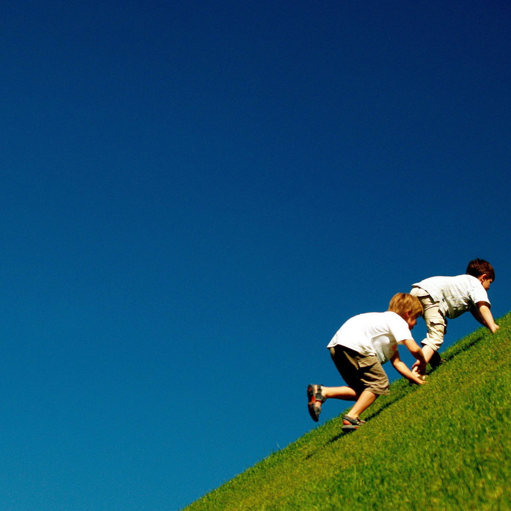 Дети играют на траве