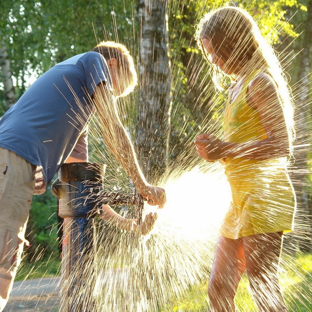 Дети играют с водой
