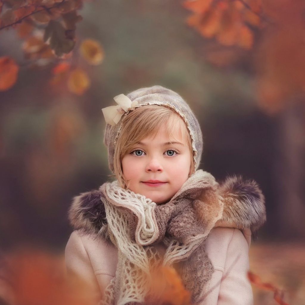 Девочка ребенок в осеннем наряде