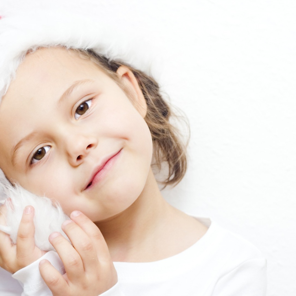 Девочка в шапке Санты