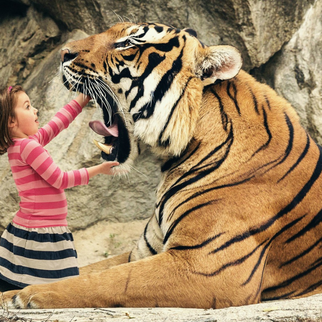 Девочка смотрит в пасть тигра