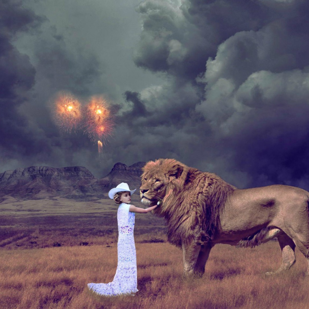 Девочка играет со львом