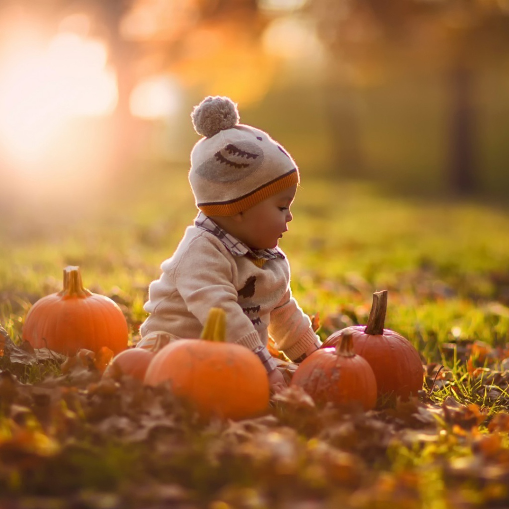 Девочка играет с тыквами