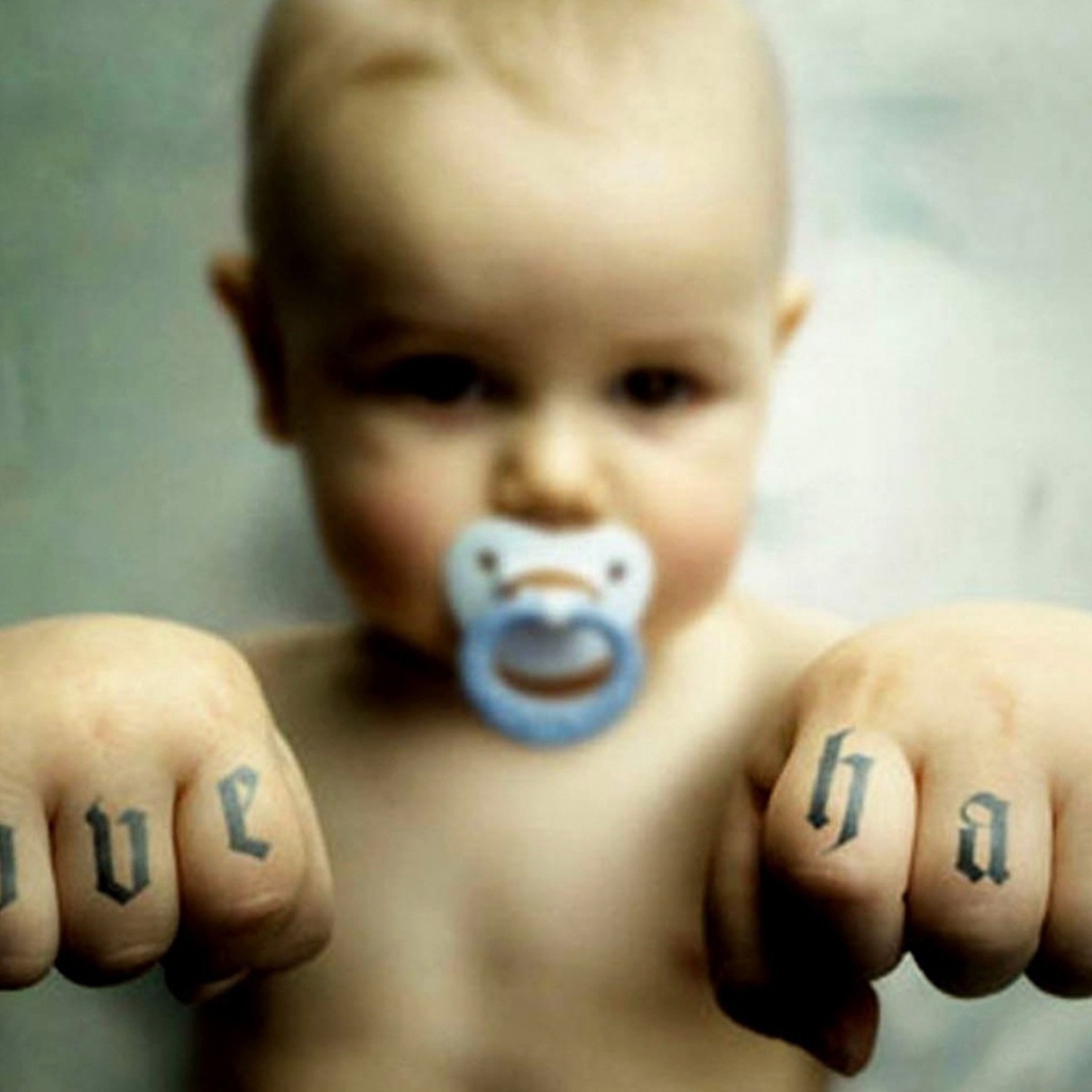 Надписи на пальцах малыша