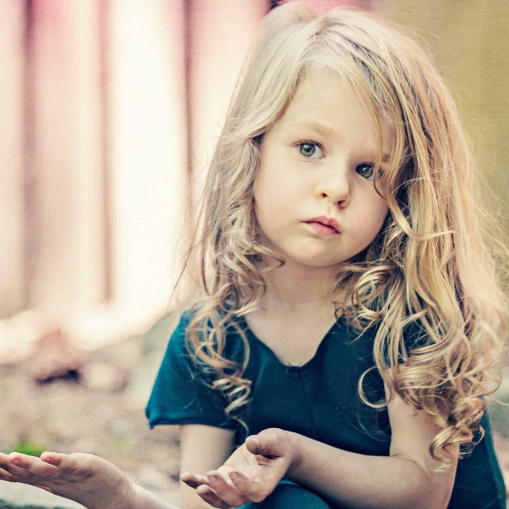 Маленькая белокурая девочка