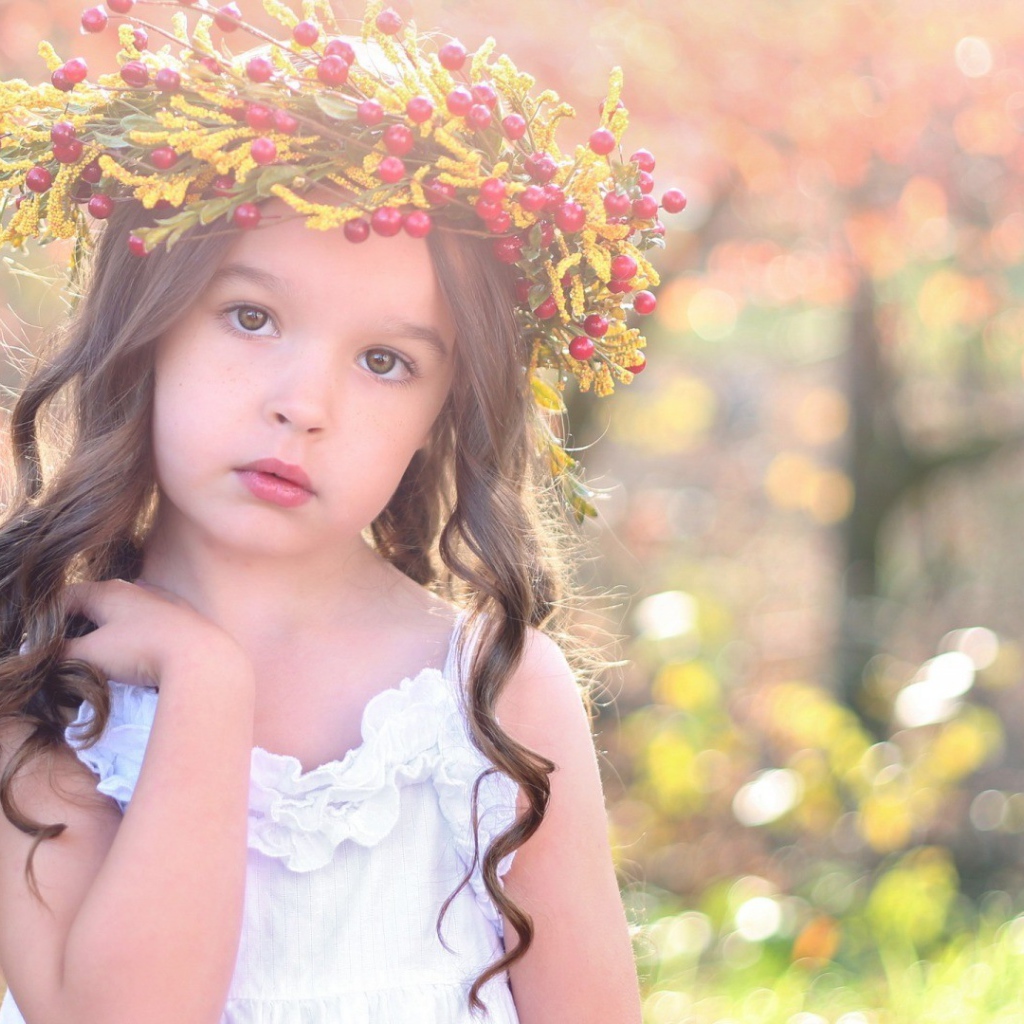 Маленькая девочка с венком на голове