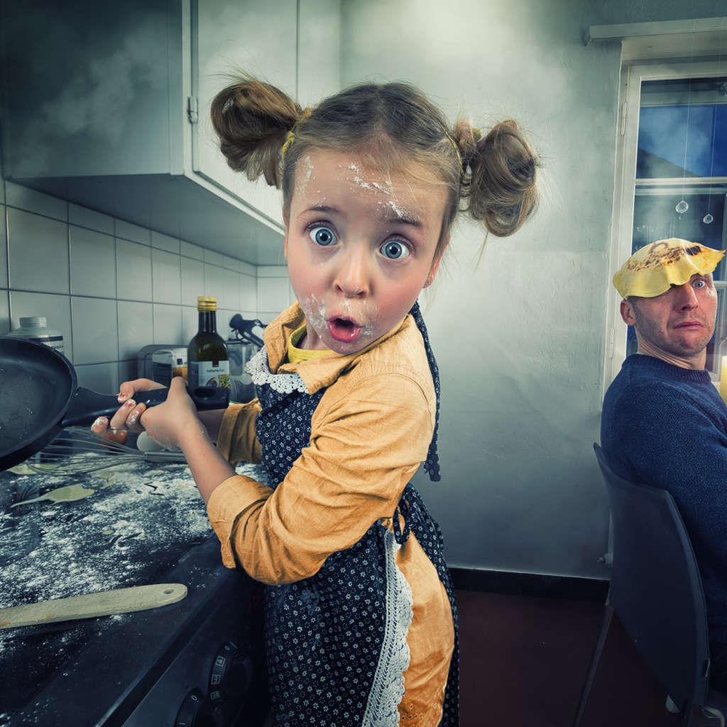 Маленькая помощница на кухне