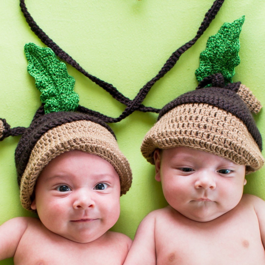Маленькие близнецы в милых шапках