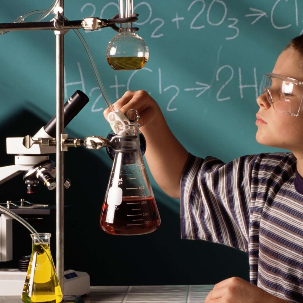 Школьник в кабинете химии