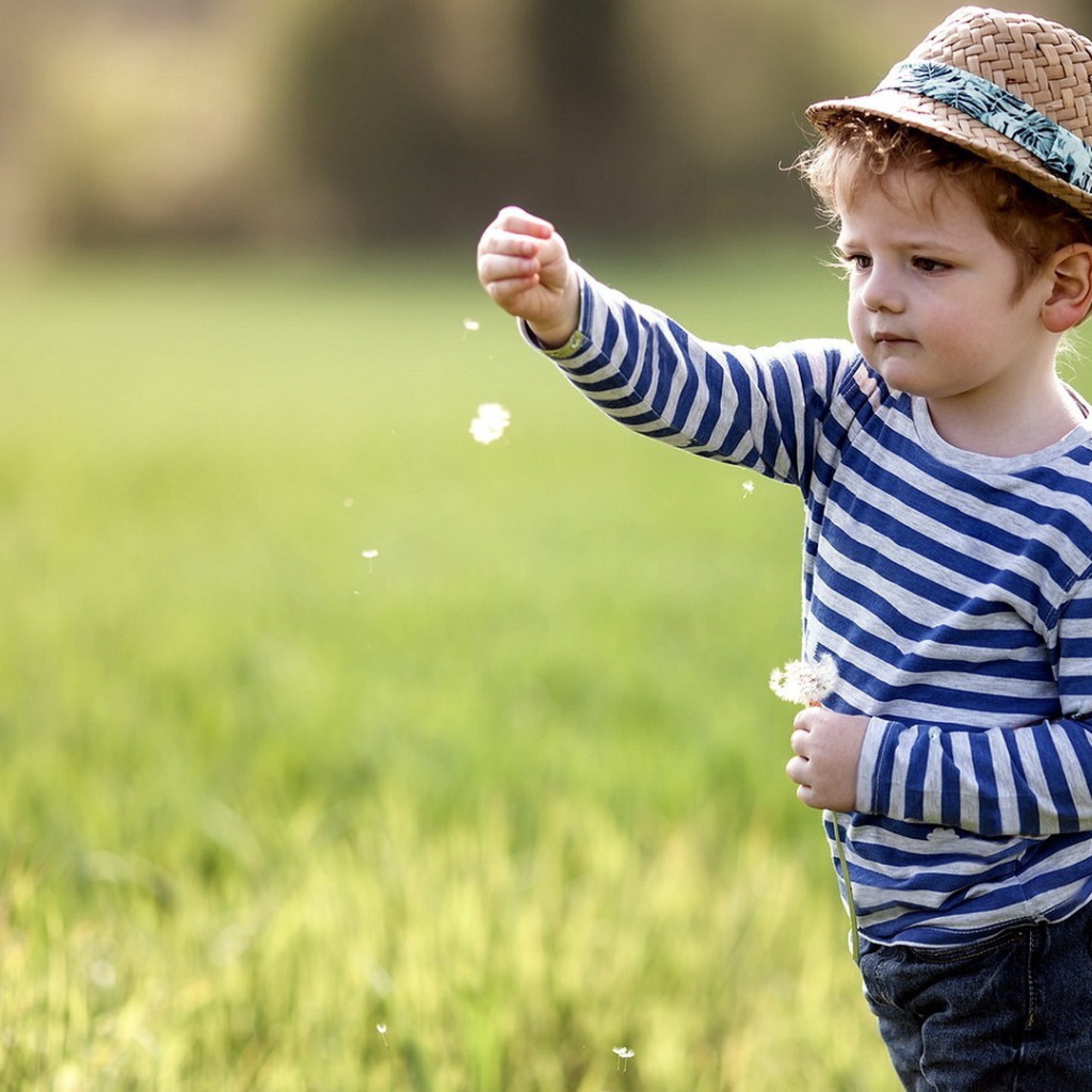 Мальчик в полосатой кофточке