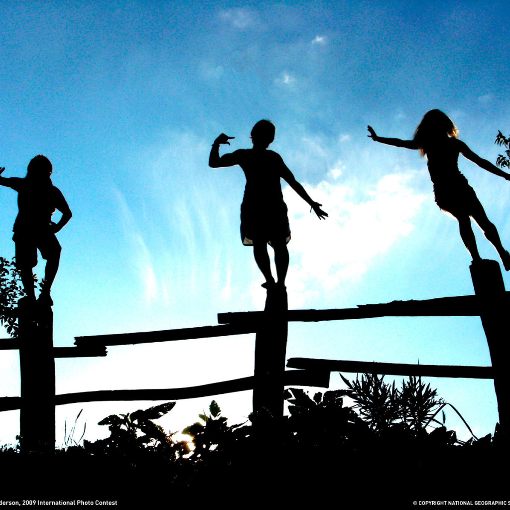 Дети позируют