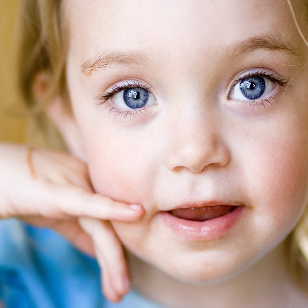 Маленькая девочка с голубыми глазами