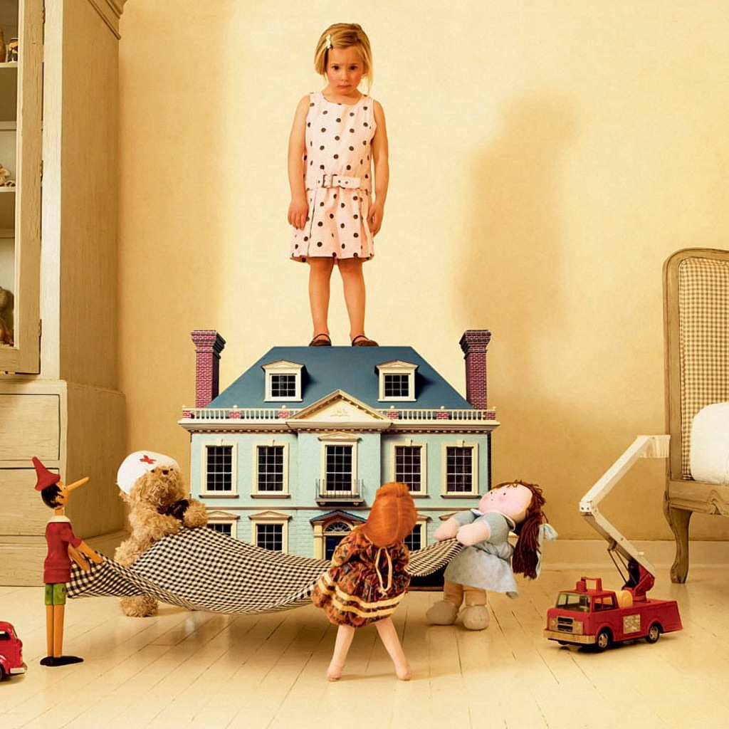 Девочка на крыше дома