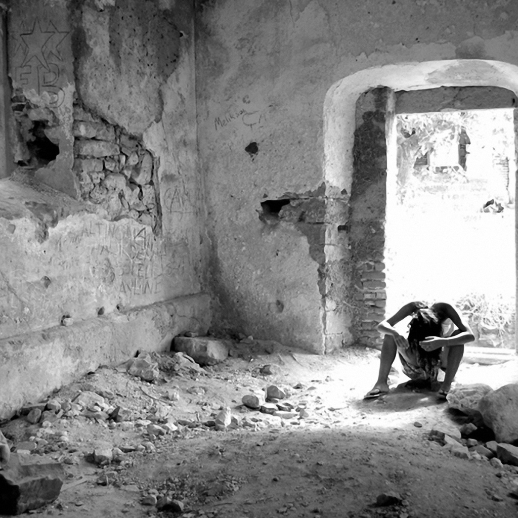 Человек на развалинах дома