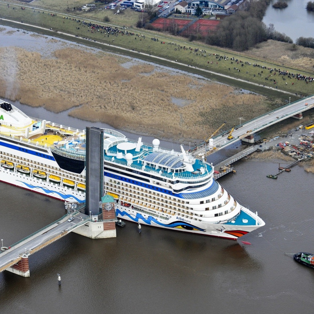 Корабль Аида проходит разводной мост