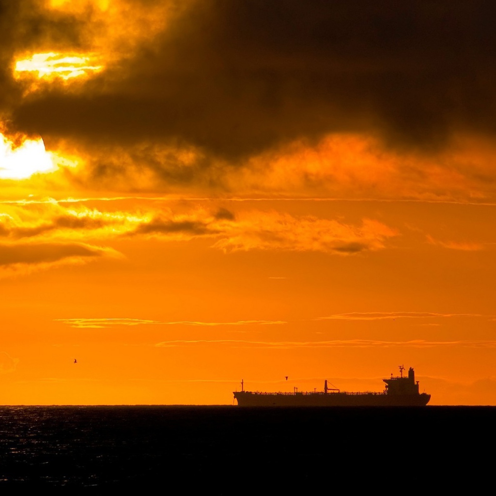 Большой корабль на горизонте