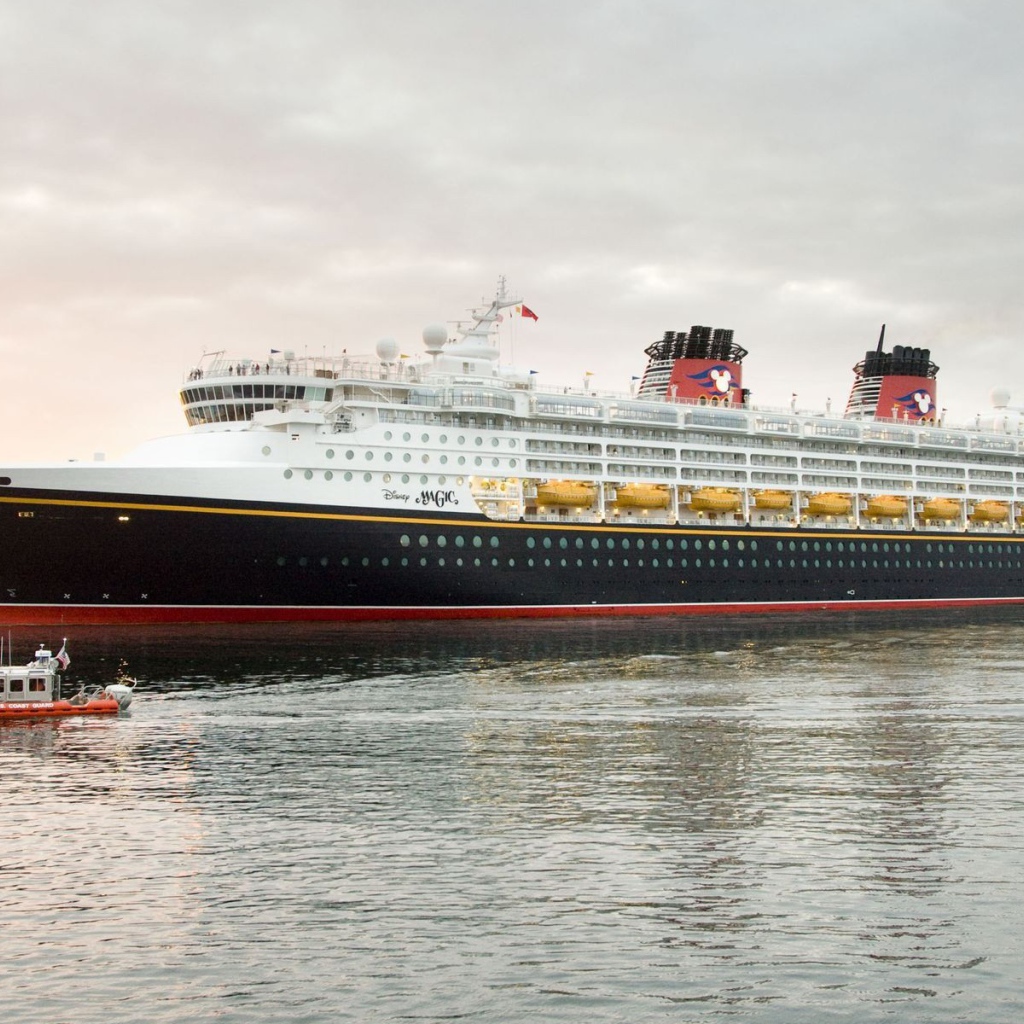 Черный королевский круизный лайнер