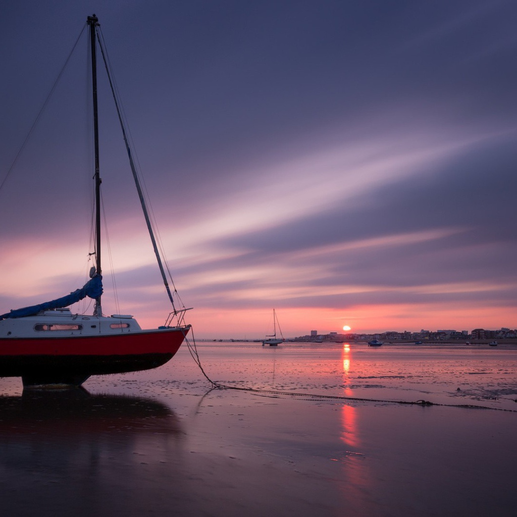 Катер на суше во время отлива