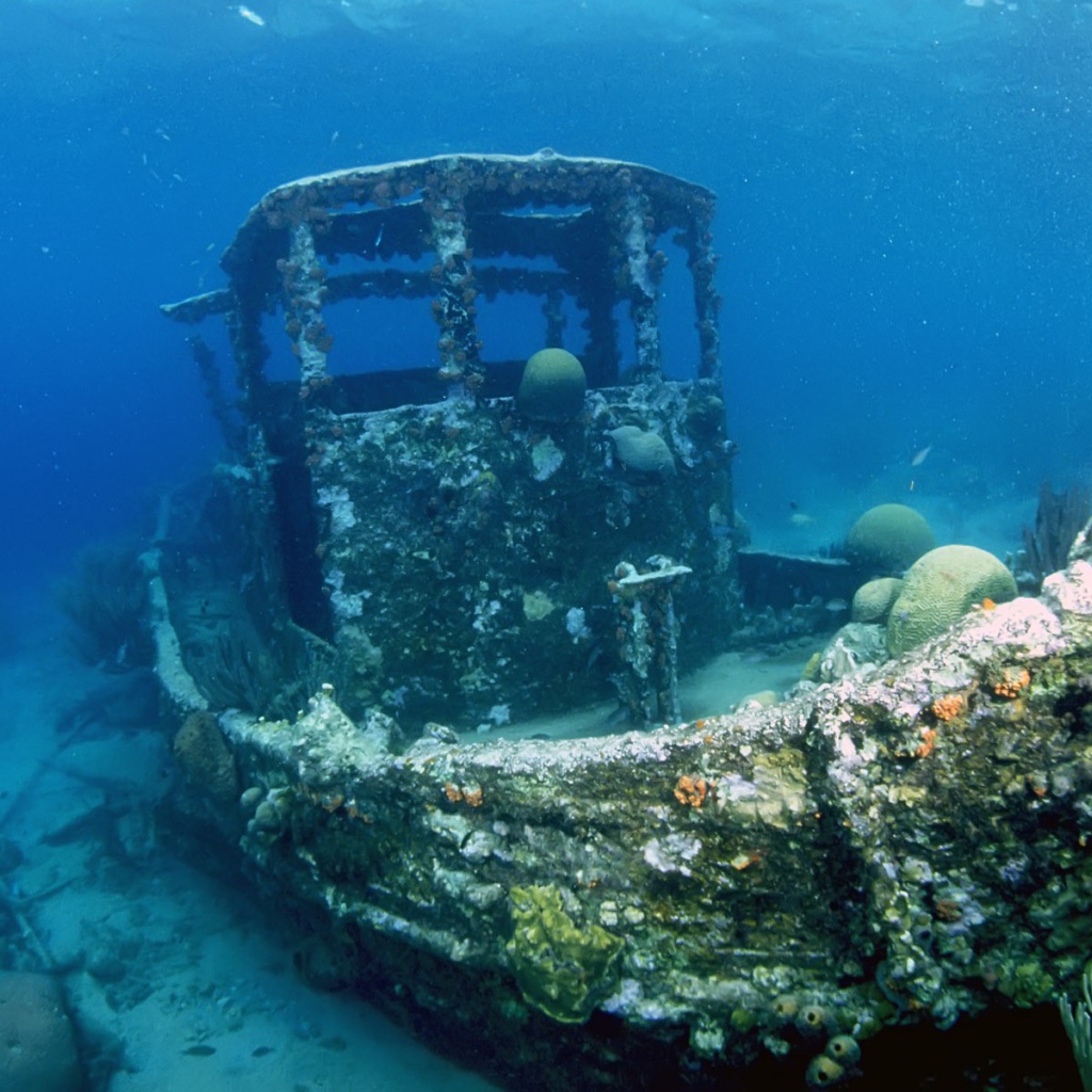 Лодка на дне моря