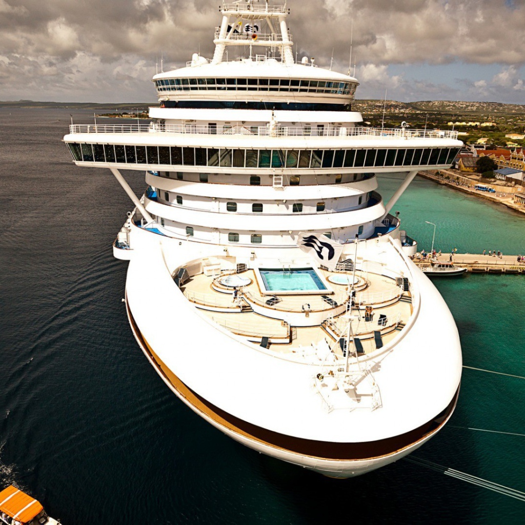 Круизный лайнер с обзорной палубой