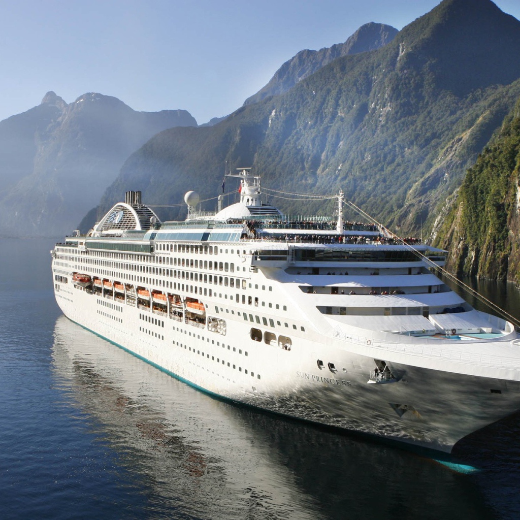 Круизный лайнер у берегов Норвегии