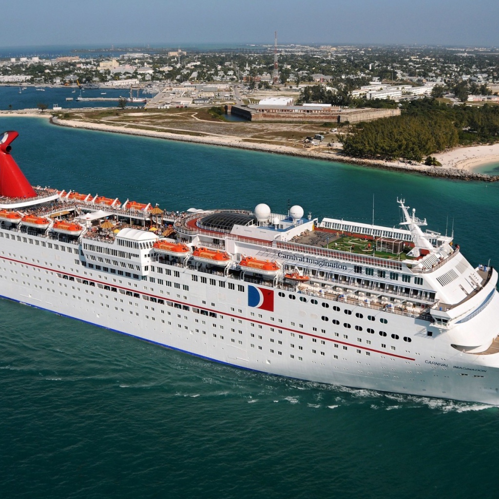 Круизный корабль с красной трубой