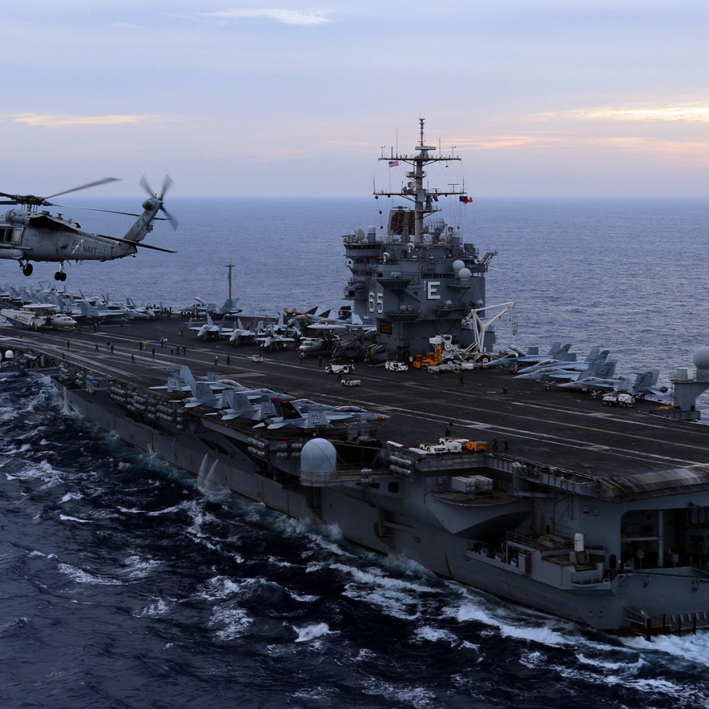 Вертолет на фоне авианосца