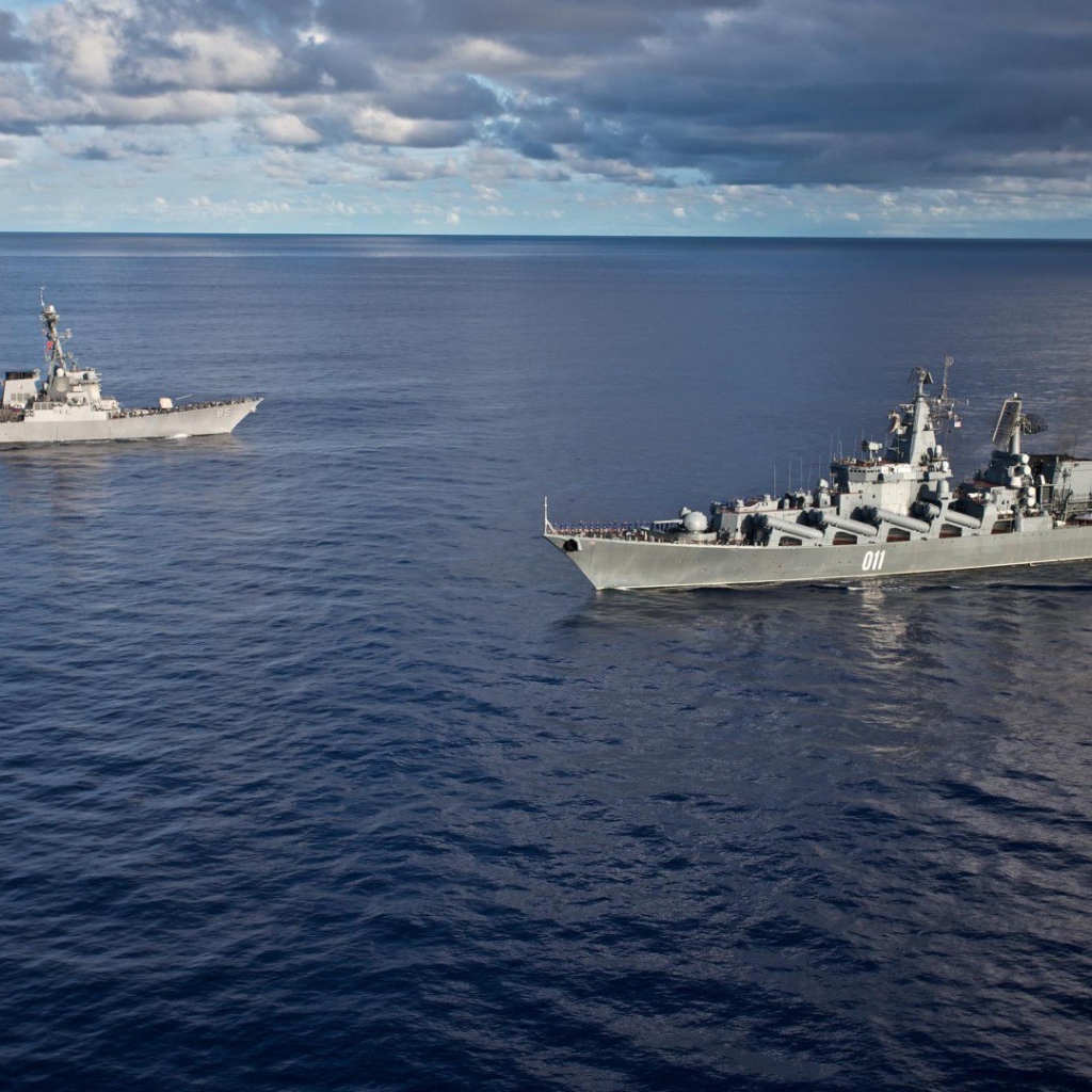 Встреча военных кораблей в море