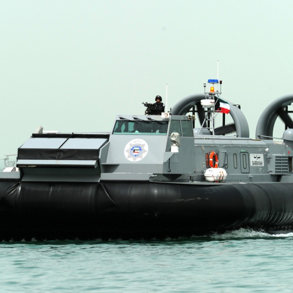 Военный катер на воздушной подушке