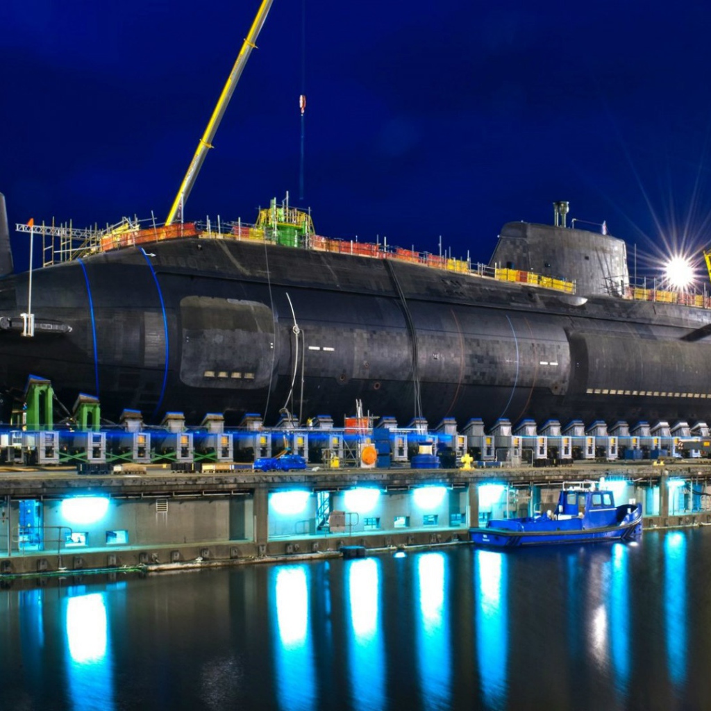 Атомная подводная лодка в доке