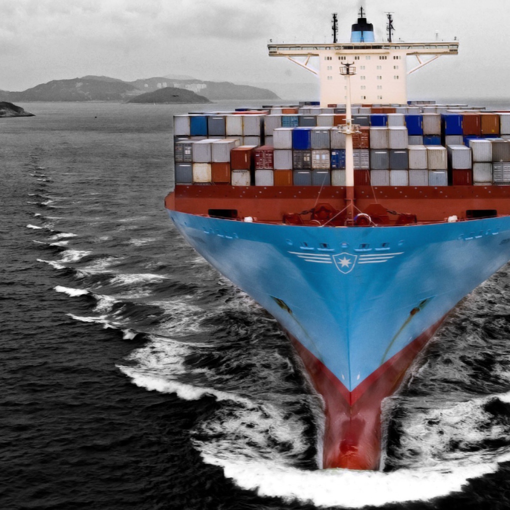Быстрый контейнеровоз в море