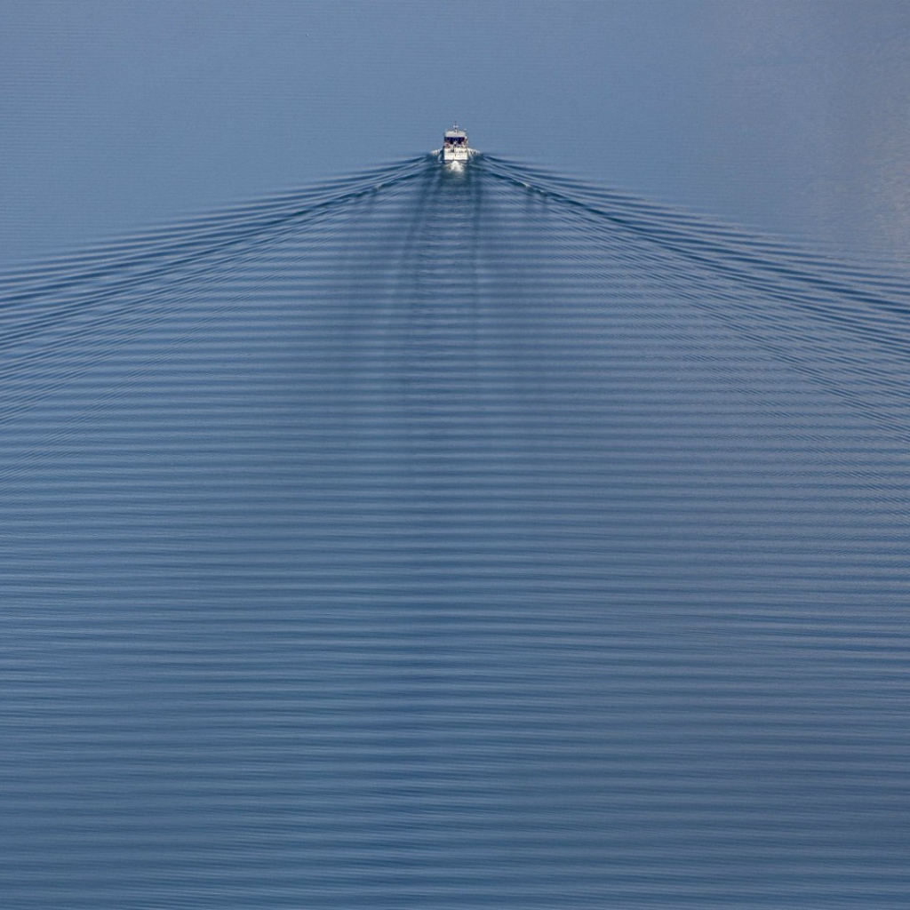 Рябь воды за катером