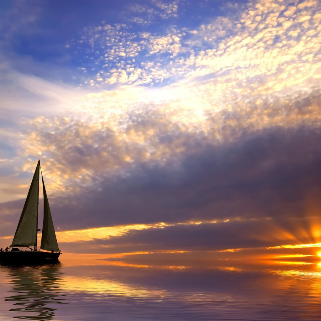 Парусная лодка в спокойном море на закате