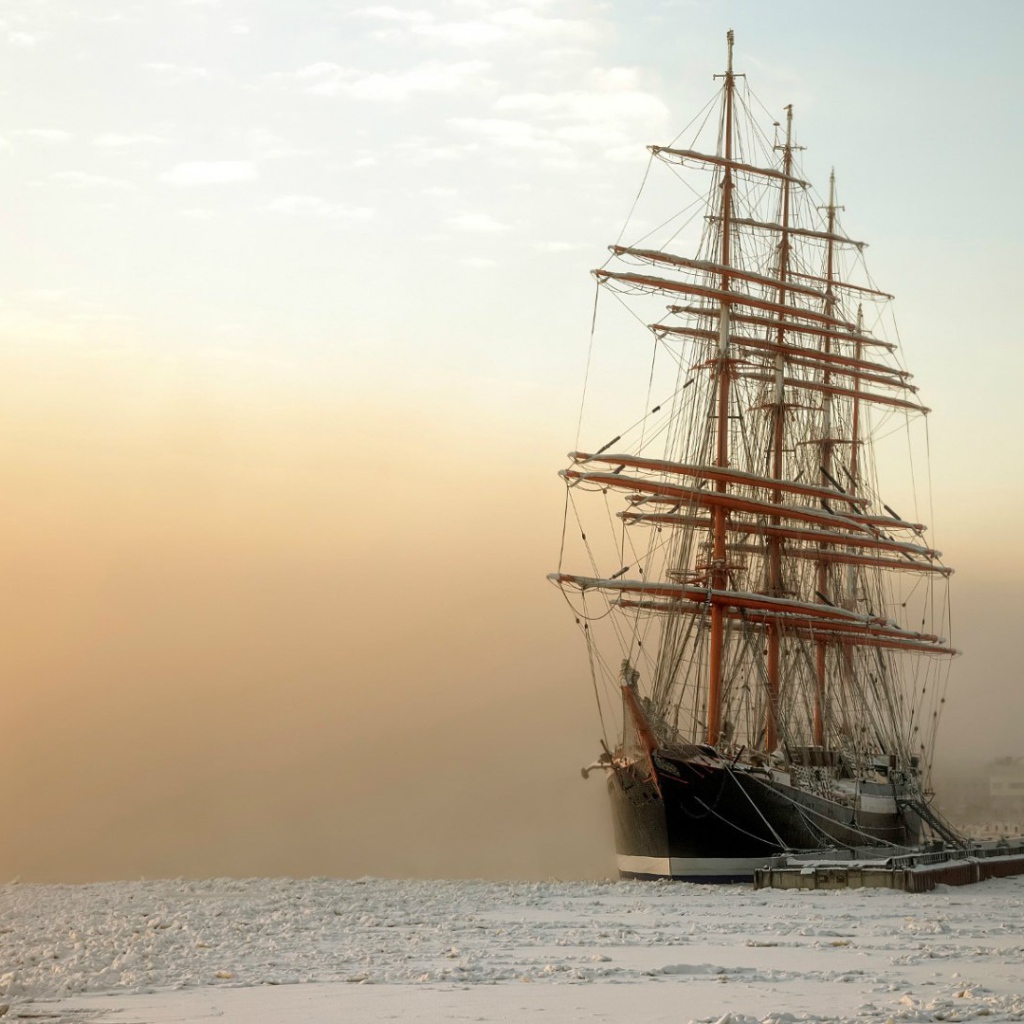 Парусный корабль в замерзшей бухте