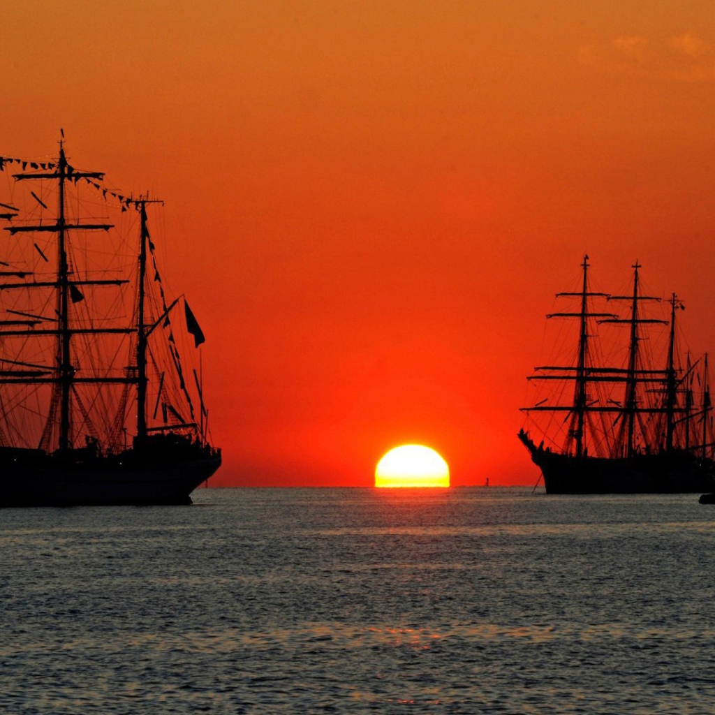 Парусные корабли на фоне заката
