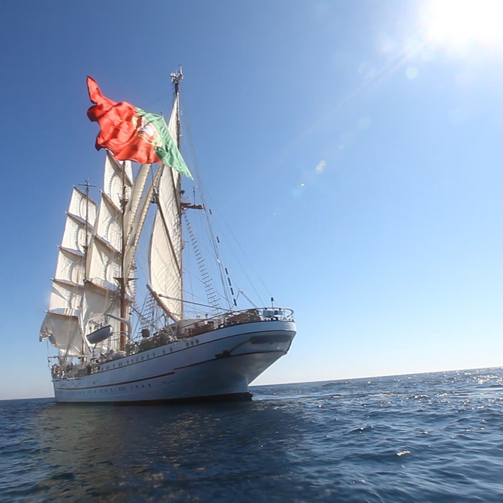 Парусник под флагом Португалии