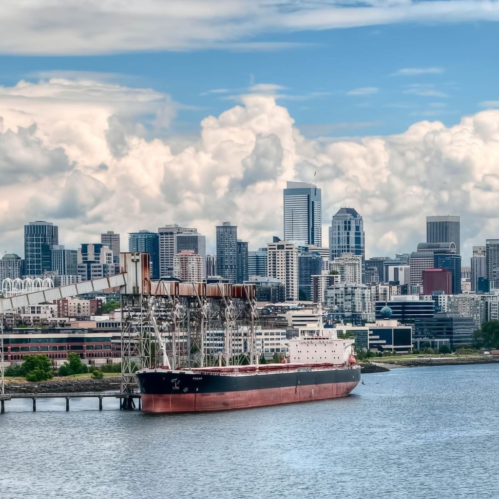 Корабль на погрузке в порту