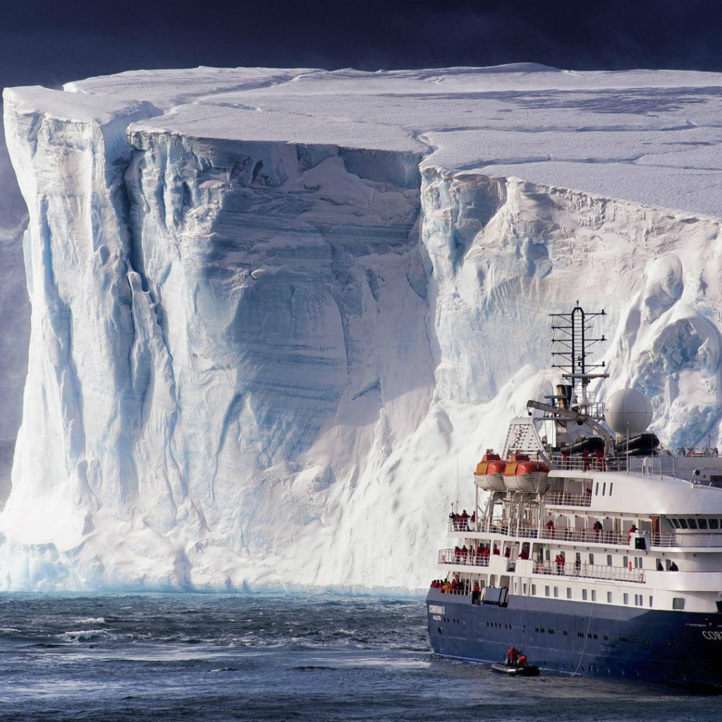 Корабль у берегов Антарктиды