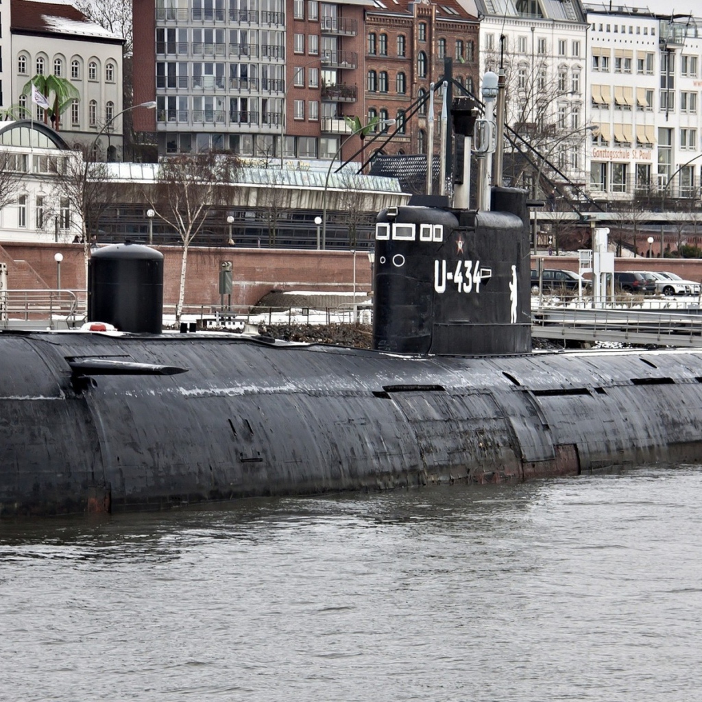 Подводная лодка у набережной в городе