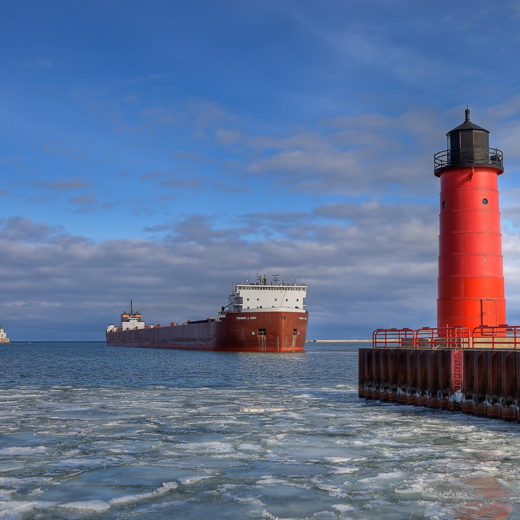 Танкер на рейде у маяка