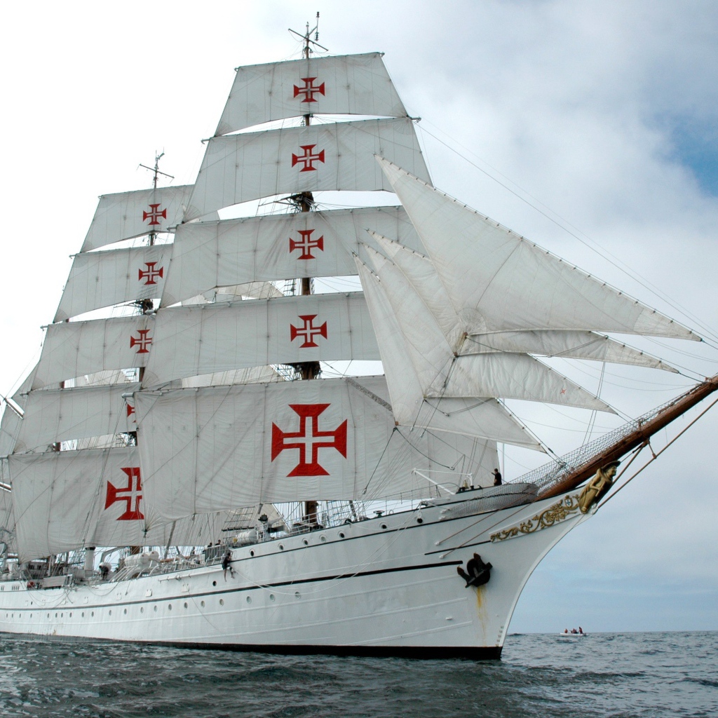 Кресты на парусах белого корабля