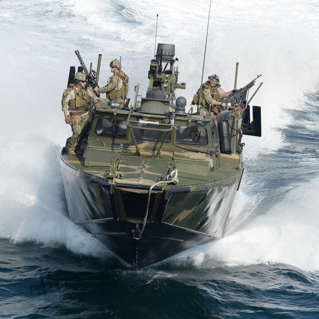 Солдаты на катере