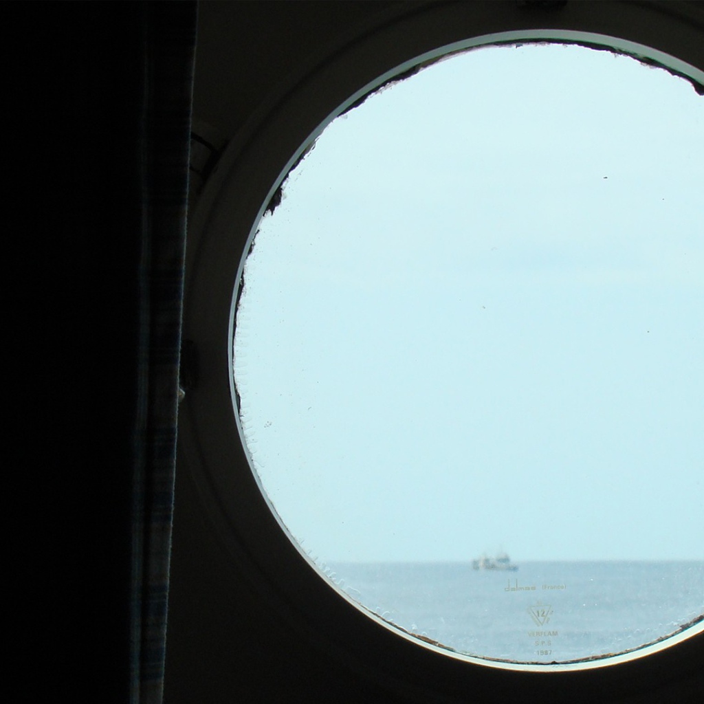 Вид из окна корабля в океане