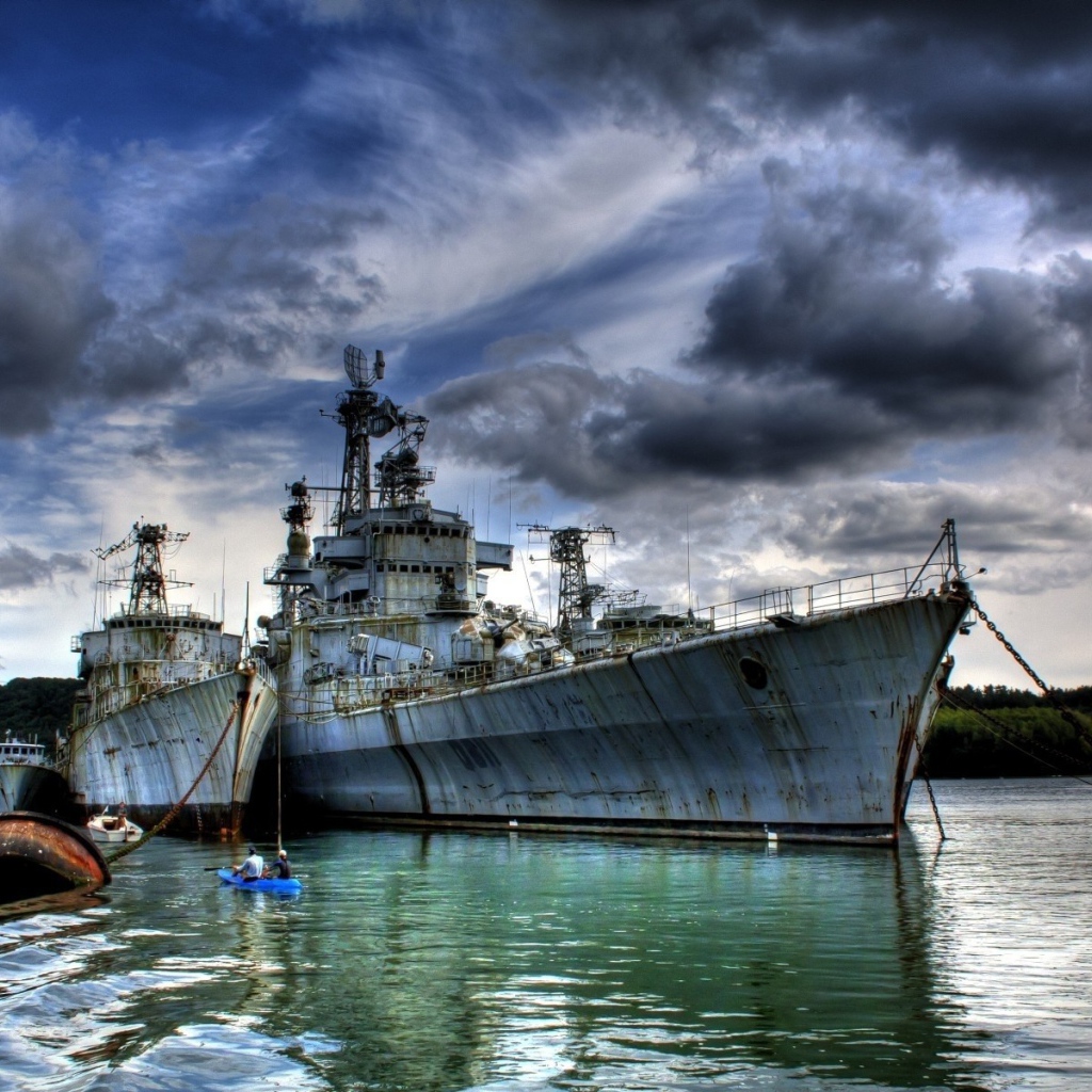Военные корабли на вечном причале в бухте