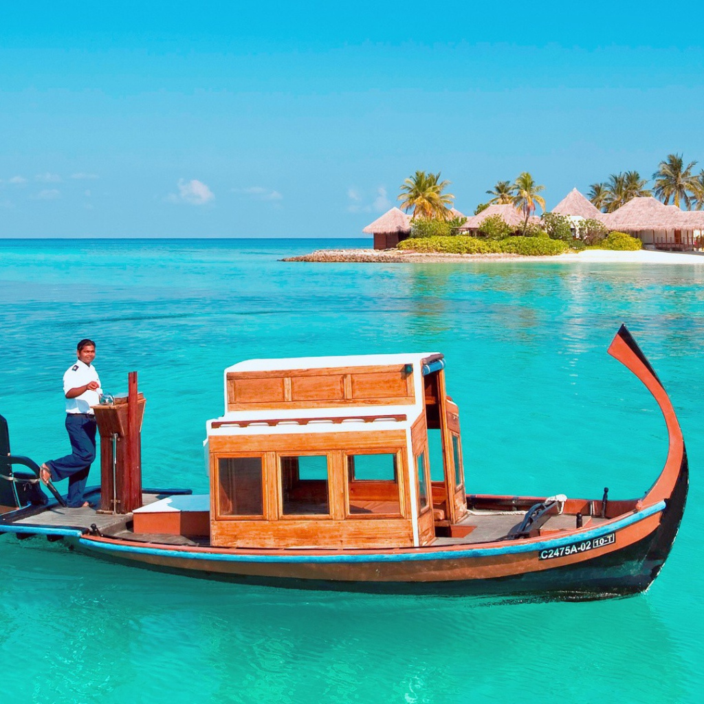 Деревянная лодка у райского острова в Полинезии